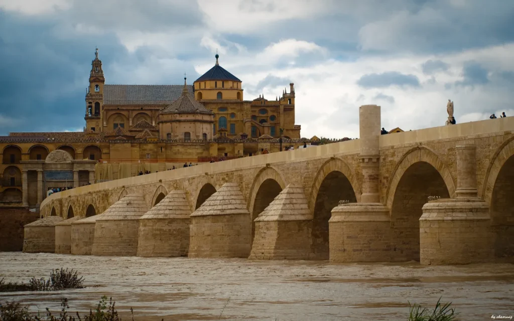 Puente romano y Mezquita-Catedral de Córdoba al atardecer